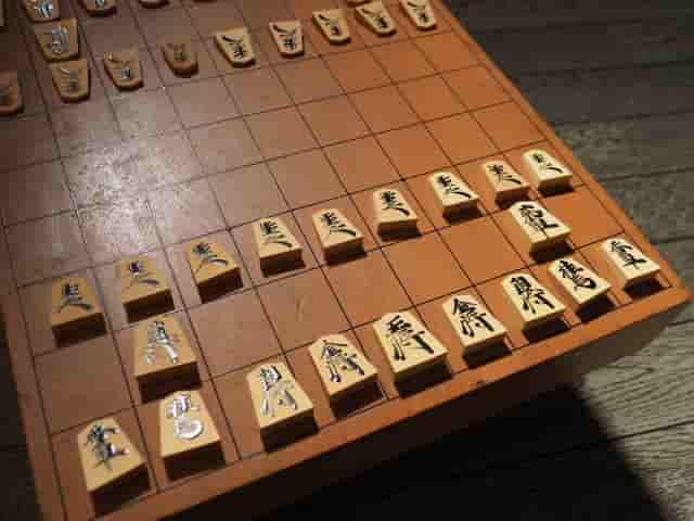 盤に並んだ将棋の駒